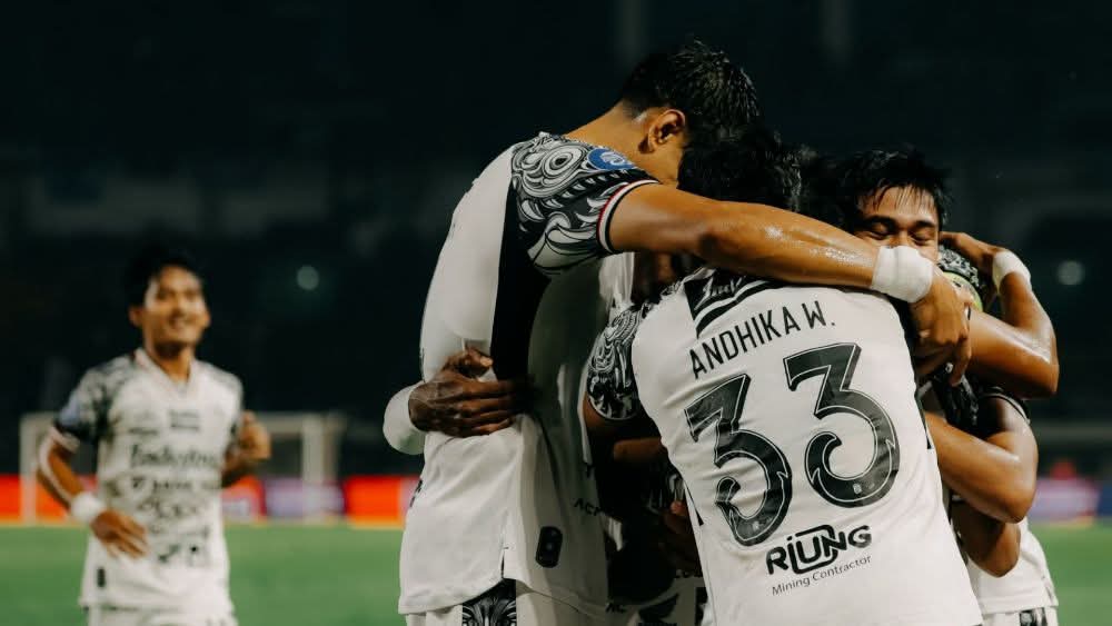 Pemain Bali United FC melakukan selebrasi usai menciptakan gol ke gawang tuan rumah Persib Bandung hari Jum'at malam, tanggal 18 April 2025, di Stadion Gelora Bandung Lautan Api. (foto : ligaindonesiabaru.com)