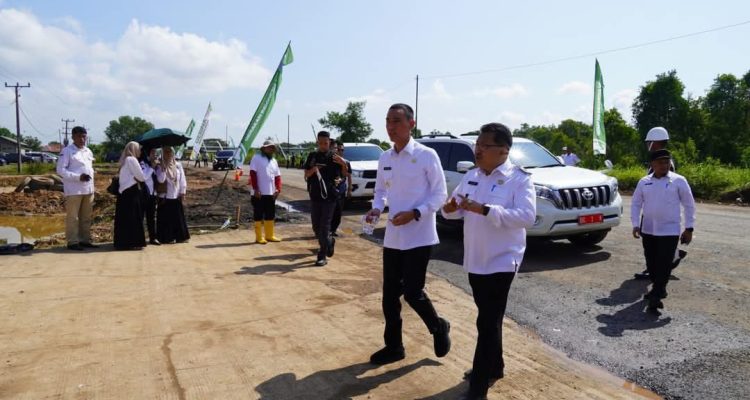 Bupati Kabupaten Ogan Komering Ilir, H. Muchendi Mahzareki, turut menghadiri kunjungan Presiden Republik Indonesia, Prabowo Subianto, dalam rangka peresmian program Gerakan Indonesia Menanam di Desa Sungai Pinang, Kecamatan Rambutan, Kabupaten Banyuasin, pada hari Rabu, tanggal 23 April 2025. (BEKISARMEDIA.ID/SIKUMBANG)