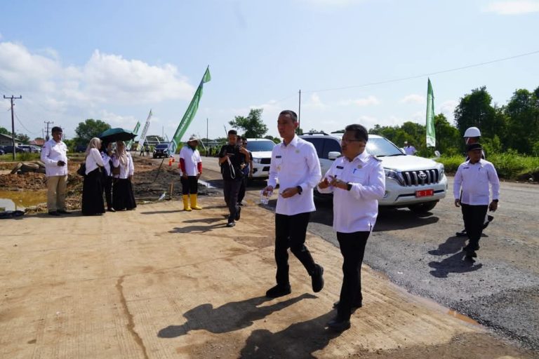 Bupati Kabupaten Ogan Komering Ilir, H. Muchendi Mahzareki, turut menghadiri kunjungan Presiden Republik Indonesia, Prabowo Subianto, dalam rangka peresmian program Gerakan Indonesia Menanam di Desa Sungai Pinang, Kecamatan Rambutan, Kabupaten Banyuasin, pada hari Rabu, tanggal 23 April 2025. (BEKISARMEDIA.ID/SIKUMBANG)