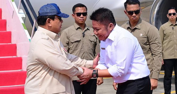 Gubernur Provinsi Sumatera Selatan (Sumsel), Herman Deru, menyaksikan dari dekat Presiden Republik Indonesia, Prabowo Subianto, melakukan penebaran benih menggunakan Drone pada kegiatan tanam padi serentak bersama 14 provinsi secara nasional diatas lahan 105 ribu hektar, di Desa Simpang Pelabuhan Dalam, Kecamatan Pemulutan, Kabupaten Ogan Ilir, pada hari Rabu, tanggal 23 April 2025. (BEKISARMEDIA.ID/SIKUMBANG)