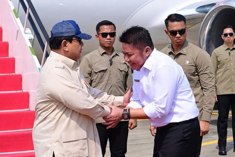 Gubernur Provinsi Sumatera Selatan (Sumsel), Herman Deru, menyaksikan dari dekat Presiden Republik Indonesia, Prabowo Subianto, melakukan penebaran benih menggunakan Drone pada kegiatan tanam padi serentak bersama 14 provinsi secara nasional diatas lahan 105 ribu hektar, di Desa Simpang Pelabuhan Dalam, Kecamatan Pemulutan, Kabupaten Ogan Ilir, pada hari Rabu, tanggal 23 April 2025. (BEKISARMEDIA.ID/SIKUMBANG)