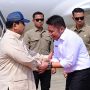 Gubernur Provinsi Sumatera Selatan (Sumsel), Herman Deru, menyaksikan dari dekat Presiden Republik Indonesia, Prabowo Subianto, melakukan penebaran benih menggunakan Drone pada kegiatan tanam padi serentak bersama 14 provinsi secara nasional diatas lahan 105 ribu hektar, di Desa Simpang Pelabuhan Dalam, Kecamatan Pemulutan, Kabupaten Ogan Ilir, pada hari Rabu, tanggal 23 April 2025. (BEKISARMEDIA.ID/SIKUMBANG)