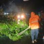 Tim Badan Penanggulangan Bencana Daerah (BPBD) Kabupaten Muba bersama PLN, Satpol PP, DLH, dan warga, berhasil menuntaskan evakuasi pohon tumbang yang menghalangi Jalan Jami’annur II, Lingkungan III, RT 013 RW 006, Kelurahan Soak Baru. (BEKISARMEDIA.ID/SIKUMBANG)