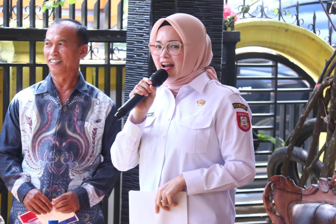 Wakil Bupati Kabupaten Banyuasin, Netta Indian, menyambut hangat kegiatan Sosialisasi 4 Pilar Majelis Permusyawaratan Rakyat (MPR) Republik Indonesia yang digelar oleh Anggota Dewan Perwakilan Daerah (DPD) Republik Indonesia asal Provinsi Sumatera Selatan (Sumsel), Hj. Eva Susanti, di Kelurahan Tanah Mas, Kecamatan Talang Kelapa, pada hari Kamis, tanggal 24 April 2025. (BEKISARMEDIA.ID/SIKUMBANG)
