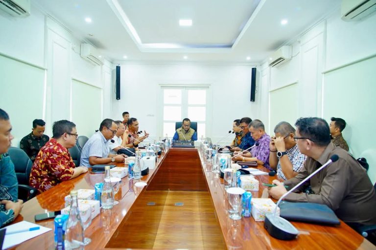 Wakil Bupati Kabupaten Musi Banyuasin, Rohman, memimpin Rapat Koordinasi peningkatan kualitas Sumber Daya Manusia (SDM) melalui pembangunan Pusat Pelatihan dan Pendidikan Vokasi Terintegrasi. (BEKISARMEDIA.ID/SIKUMBANG)