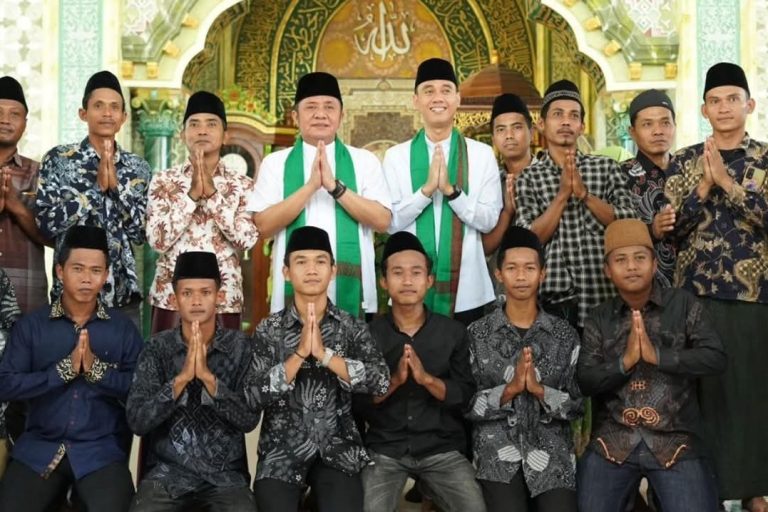 Gubernur Provinsi Sumatera Selatan (Sumsel), Herman Deru dan Bupati Kabupaten Ogan Komering Ilir (OKI), Muchendi Mahzareki, meresmikan Masjid Agung Al Huda yang berada di Desa Tugu Agung, Kecamatan Lempuing, pada Minggu, tanggal 27 April 2025. (BEKISARMEDIA.ID/SIKUMBANG)