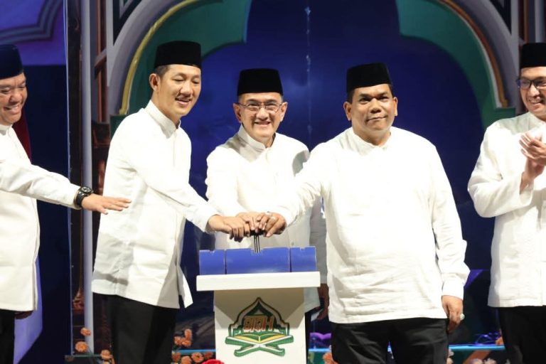 Sekretaris Daerah (Sekda) Provinsi Sumatera Selatan (Sumsel), Edward Candra, secara resmi menutup Seleksi Tilawatil Quran dan Hadis (STQH) Tingkat Provinsi Tahun 2025, di Stadion Gelora November Komperta Talang Ubi, Kabupaten Penukal Abab Lematang Ilir (PALI), pada hari Minggu malam, tanggal 27 April 2025. (BEKISARMEDIA.ID/SIKUMBANG)