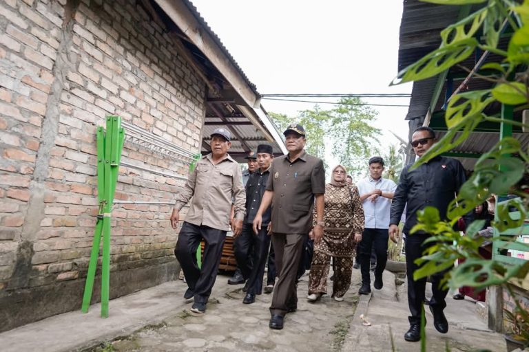 Bupati Kabupaten (Musi Banyuasin), M. Toha, bersama Ketua Tim Penggerak (TP) Pemberdayaan Kesejahteraan Keluarga (PKK), Hj. Patimah Toha, menyempatkan diri mengunjungi Afifah, bocah berusia 4,5 tahun yang tengah berjuang melawan penyakit jantung bocor, hari Rabu, tanggal 30 April 2025. (BEKISARMEDIA.ID/APRIZAL)