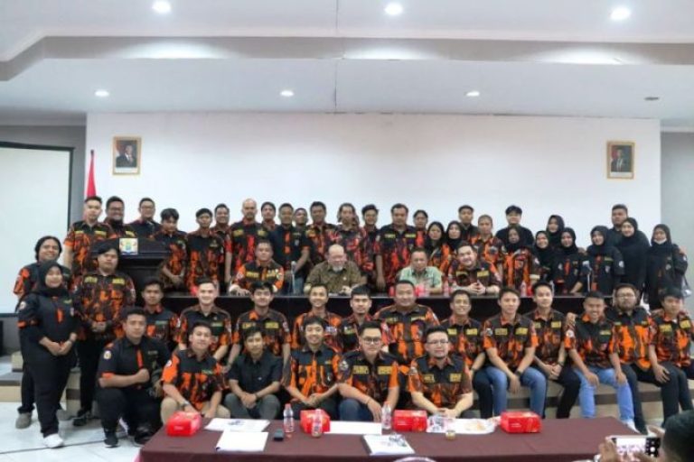 LaNyalla pada acara Sosialisasi Dapil (Sosdap) Empat Pilar, dengan tema Pemuda sebagai Penjaga Keutuhan NKRI, di Graha KADIN Jatim (Jawa Timur), pada hari Selasa, tanggal 22 April 2025. (BEKISARMEDIA.ID/TIM MEDIA LANYALLA MAHMUD MATTALITTI)