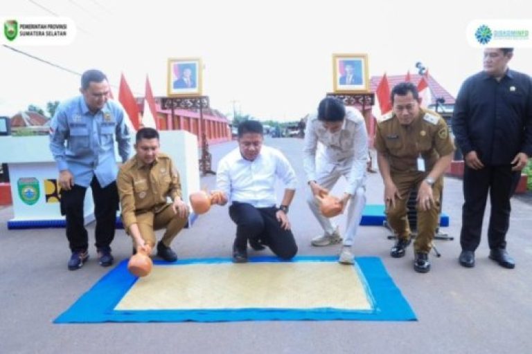 Gubernur Provinsi Sumatera Selatan (Sumsel), Herman Deru, meresmikan Infrastruktur Jembatan Air Lais, Pemulutan, dan Jembatan di Trans SP Tanah Abang, bertempat di Desa Babatan Saudagar, Kecamatan Pemulutan, Kabupaten Ogan Ilir, pada hari Selasa, tanggal 12 Maret 2025. (BEKISARMEDIA/SIKUMBANG)