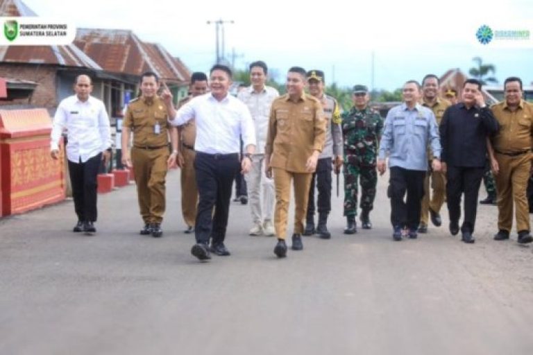 Gubernur Provinsi Sumatera Selatan (Sumsel), Herman Deru, meresmikan Infrastruktur Jembatan Air Lais, Pemulutan, dan Jembatan di Trans SP Tanah Abang, bertempat di Desa Babatan Saudagar, Kecamatan Pemulutan, Kabupaten Ogan Ilir, pada hari Selasa, tanggal 12 Maret 2025. (BEKISARMEDIA/SIKUMBANG)