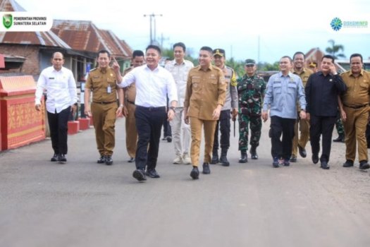 Gubernur Provinsi Sumatera Selatan (Sumsel), Herman Deru, meresmikan Infrastruktur Jembatan Air Lais, Pemulutan, dan Jembatan di Trans SP Tanah Abang, bertempat di Desa Babatan Saudagar, Kecamatan Pemulutan, Kabupaten Ogan Ilir, pada hari Selasa, tanggal 12 Maret 2025. (BEKISARMEDIA/SIKUMBANG)