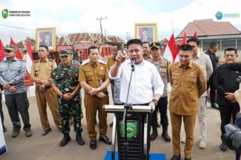 Gubernur Provinsi Sumatera Selatan (Sumsel), Herman Deru, meresmikan Infrastruktur Jembatan Air Lais, Pemulutan, dan Jembatan di Trans SP Tanah Abang, bertempat di Desa Babatan Saudagar, Kecamatan Pemulutan, Kabupaten Ogan Ilir, pada hari Selasa, tanggal 12 Maret 2025. (BEKISARMEDIA/SIKUMBANG)