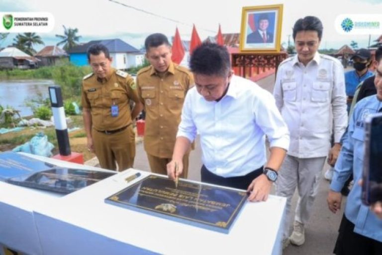 Gubernur Provinsi Sumatera Selatan (Sumsel), Herman Deru, meresmikan Infrastruktur Jembatan Air Lais, Pemulutan, dan Jembatan di Trans SP Tanah Abang, bertempat di Desa Babatan Saudagar, Kecamatan Pemulutan, Kabupaten Ogan Ilir, pada hari Selasa, tanggal 12 Maret 2025. (BEKISARMEDIA/SIKUMBANG)