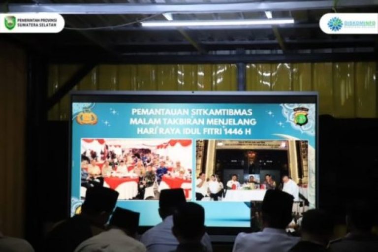 Gubernur Provinsi Sumatera Selatan (Sumsel), Herman Deru, bersama Wakil Gubernur (Wagub) Sumsel, Cik Ujang, mendatangi Pos Pelayanan Simpang V Dewan Perwakilan Rakyat Daerah (DPRD) Sumsel, pada hari Minggu malam, tanggal 30 Maret 2025. (BEKISARMEDIA/SIKUMBANG)