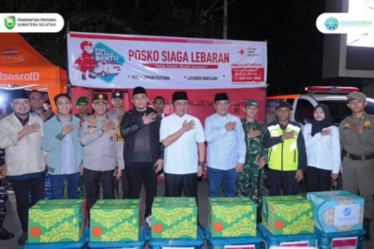 Ketua Dewan Perwakilan Rakyat Daerah (DPRD) Sumsel, Andie Dinialdie, bersama Gubernur Sumsel, Herman Deru, dan Wakil Gubernur (Wagub) Sumsel, Cik Ujang, mendatangi Pos Pelayanan Simpang V Dewan Perwakilan Rakyat Daerah (DPRD) Sumsel, pada hari Minggu malam, tanggal 30 Maret 2025. (BEKISARMEDIA/SIKUMBANG)