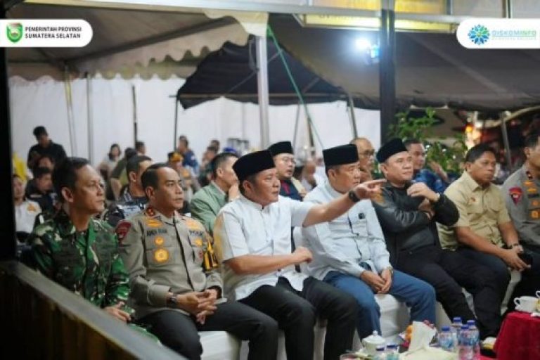 Ketua Dewan Perwakilan Rakyat Daerah (DPRD) Sumsel, Andie Dinialdie, bersama Gubernur Sumsel, Herman Deru, dan Wakil Gubernur (Wagub) Sumsel, Cik Ujang, mendatangi Pos Pelayanan Simpang V Dewan Perwakilan Rakyat Daerah (DPRD) Sumsel, pada hari Minggu malam, tanggal 30 Maret 2025. (BEKISARMEDIA/SIKUMBANG)