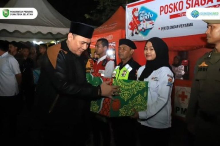 Gubernur Provinsi Sumatera Selatan (Sumsel), Herman Deru, bersama Wakil Gubernur (Wagub) Sumsel, Cik Ujang, mendatangi Pos Pelayanan Simpang V Dewan Perwakilan Rakyat Daerah (DPRD) Sumsel, pada hari Minggu malam, tanggal 30 Maret 2025. (BEKISARMEDIA/SIKUMBANG)