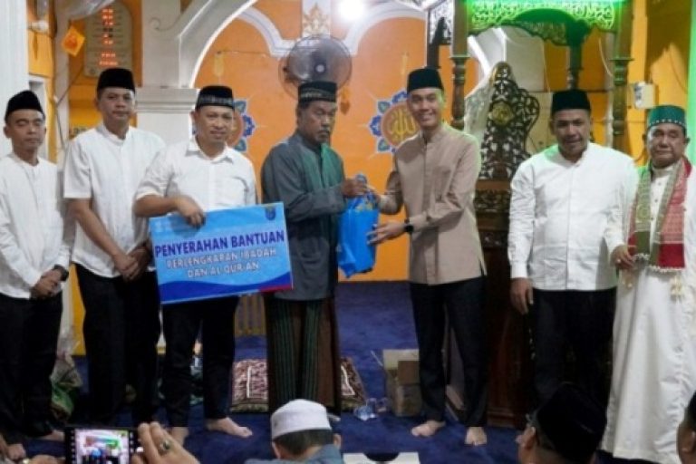 Bupati Kabupaten Ogan Komering Ilir (OKI), H. Muchendi, memimpin rangkaian kegiatan Safari Ramadhan di Desa Sukaraja, Kecamatan Pedamaran, pada hari Rabu, tanggal 19 Maret 2025. (BEKISARMEDIA/SIKUMBANG)
