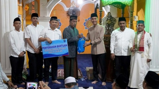 Bupati Kabupaten Ogan Komering Ilir (OKI), H. Muchendi, memimpin rangkaian kegiatan Safari Ramadhan di Desa Sukaraja, Kecamatan Pedamaran, pada hari Rabu, tanggal 19 Maret 2025. (BEKISARMEDIA/SIKUMBANG)