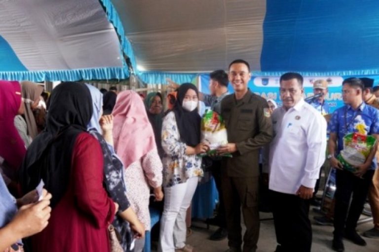 Menjelang Hari Raya Idul Fitri, Pemerintah Kabupaten (Pemkab) Ogan Komering Ilir (OKI) terus menggelar pasar murah, untuk membantu masyarakat. Pasar murah yang digelar Pemkab OKI ini, selalu diserbu warga yang antusias berbelanja apalagi jelang lebaran. (BEKISARMEDIA/SIKUMBANG)