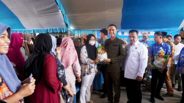 Menjelang Hari Raya Idul Fitri, Pemerintah Kabupaten (Pemkab) Ogan Komering Ilir (OKI) terus menggelar pasar murah, untuk membantu masyarakat. Pasar murah yang digelar Pemkab OKI ini, selalu diserbu warga yang antusias berbelanja apalagi jelang lebaran. (BEKISARMEDIA/SIKUMBANG)