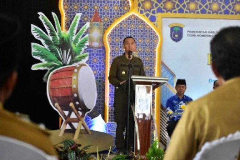 Bupati Kabupaten Ogan Komering Ilir, H. Muchendi, saat menyerahkan Surat Keputusan (SK) Bupati Kabupaten OKI mengenai besaran Alokasi Dana Desa (ADD), Dana Desa (DD), Dana Bagi Hasil Pajak, Retribusi Daerah, dan Lelang Lebak Lebung untuk Tahun Anggaran 2025 di Pendopo Kabupatenan, pada hari Kamis, tanggal 20 Maret 2025. (BEKISARMEDIA/SIKUMBANG)