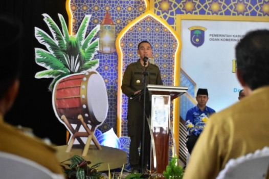 Bupati Kabupaten Ogan Komering Ilir, H. Muchendi, saat menyerahkan Surat Keputusan (SK) Bupati Kabupaten OKI mengenai besaran Alokasi Dana Desa (ADD), Dana Desa (DD), Dana Bagi Hasil Pajak, Retribusi Daerah, dan Lelang Lebak Lebung untuk Tahun Anggaran 2025 di Pendopo Kabupatenan, pada hari Kamis, tanggal 20 Maret 2025. (BEKISARMEDIA/SIKUMBANG)