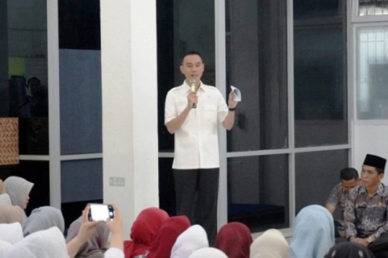 Bupati Kabupaten Ogan Komering Ilir, H. Muchendi, saat menghadiri acara Gema Ramadan di RSUD Kayuagung, hari Jum'at, tanggal 21 Maret 2025. (BEKISARMEDIA/SIKUMBANG)