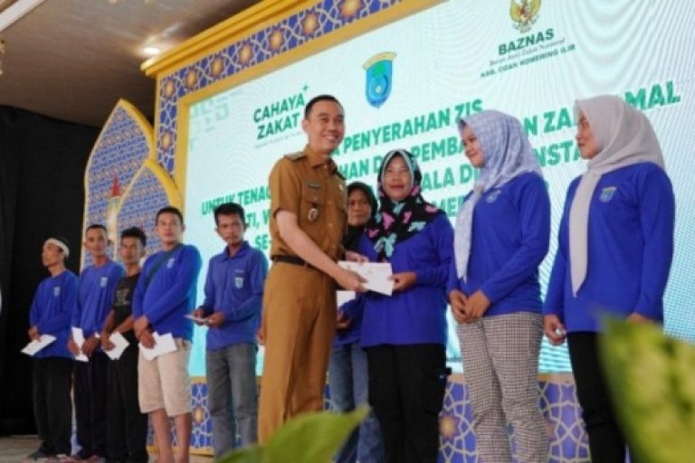 Pemerintah Kabupaten (Pemkab) Ogan Komering Ilir (OKI) bersama Badan Amil Zakat Nasional (BAZNAS), menyalurkan salurkan zakat, infaq, dan sedekah kepada 356 tenaga kebersihan di lingkungan Dinas Lingkungan Hidup Kabupaten OKI. (BEKISARMEDIA/SIKUMBANG)