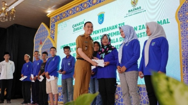 Pemerintah Kabupaten (Pemkab) Ogan Komering Ilir (OKI) bersama Badan Amil Zakat Nasional (BAZNAS), menyalurkan salurkan zakat, infaq, dan sedekah kepada 356 tenaga kebersihan di lingkungan Dinas Lingkungan Hidup Kabupaten OKI. (BEKISARMEDIA/SIKUMBANG)