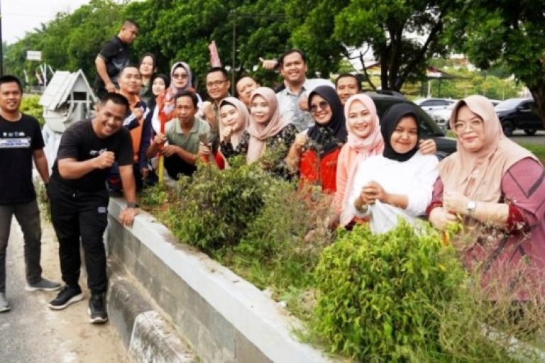 Wakil Bupati Kabupaten Ogan Komering Ilir (OKI), Supriyanto, melakukan peninjauan terhadap kegiatan pembersihan di sepanjang jalan protokol Kecamatan Kota Kayuagung, pada hari Kamis, tanggal 27 Maret 2025. (BEKISARMEDIA/SIKUMBANG)