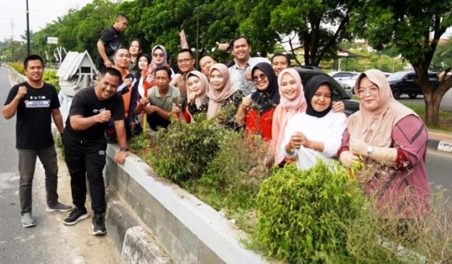 Wakil Bupati Kabupaten Ogan Komering Ilir (OKI), Supriyanto, melakukan peninjauan terhadap kegiatan pembersihan di sepanjang jalan protokol Kecamatan Kota Kayuagung, pada hari Kamis, tanggal 27 Maret 2025. (BEKISARMEDIA/SIKUMBANG)