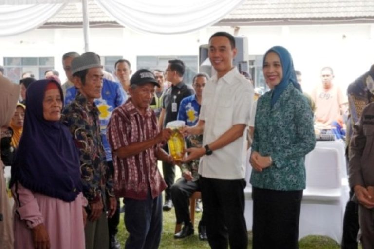 Pemerintah Kabupaten (Pemkab) Ogan Komering Ilir (OKI) bersama Kejaksaan Negeri (Kejari), menggelar Operasi Pasar Murah serta pengembalian pemulihan aset dan kerugian keuangan negara oleh Kejari kepada Pemkab OKI. (BEKISARMEDIA/SIKUMBANG)