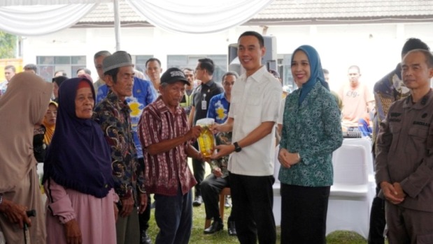 Pemerintah Kabupaten (Pemkab) Ogan Komering Ilir (OKI) bersama Kejaksaan Negeri (Kejari), menggelar Operasi Pasar Murah serta pengembalian pemulihan aset dan kerugian keuangan negara oleh Kejari kepada Pemkab OKI. (BEKISARMEDIA/SIKUMBANG)