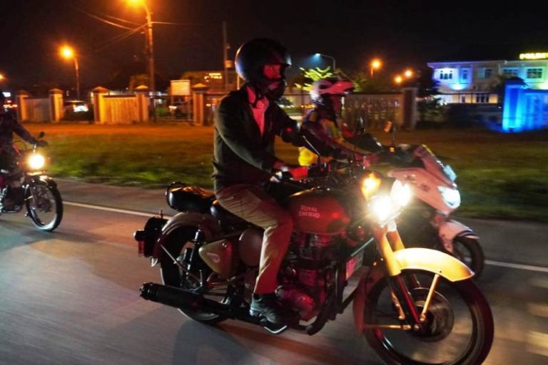 Bupati Kabupaten Ogan Komering Ilir (OKI), H. Muchendi, bersama Kapolres OKI, AKBP. Eko Rubiyanto, dan Wakil Bupati Kabupaten OKI, Supriyanto, turun langsung memantau keamanan malam takbiran di Kecamatan Kayuagung, pada hari Minggu, tanggal 30 Maret 2025. (BEKISARMEDIA/SIKUMBANG)