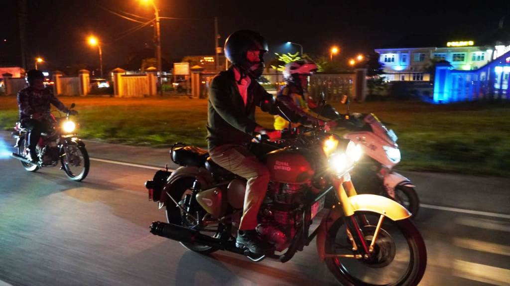 Bupati Kabupaten Ogan Komering Ilir (OKI), H. Muchendi, bersama Kapolres OKI, AKBP. Eko Rubiyanto, dan Wakil Bupati Kabupaten OKI, Supriyanto, turun langsung memantau keamanan malam takbiran di Kecamatan Kayuagung, pada hari Minggu, tanggal 30 Maret 2025. (BEKISARMEDIA/SIKUMBANG)