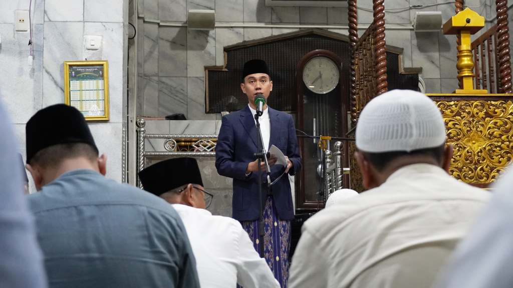 Bupati Kabupaten Ogan Komering Ilir, H. Muchendi, saat memberikan sambutan di Masjid Agung Solihin, Kayuagung, pada hari Senin, tanggal 31 Maret 2025. (BEKISARMEDIA/SIKUMBANG)
