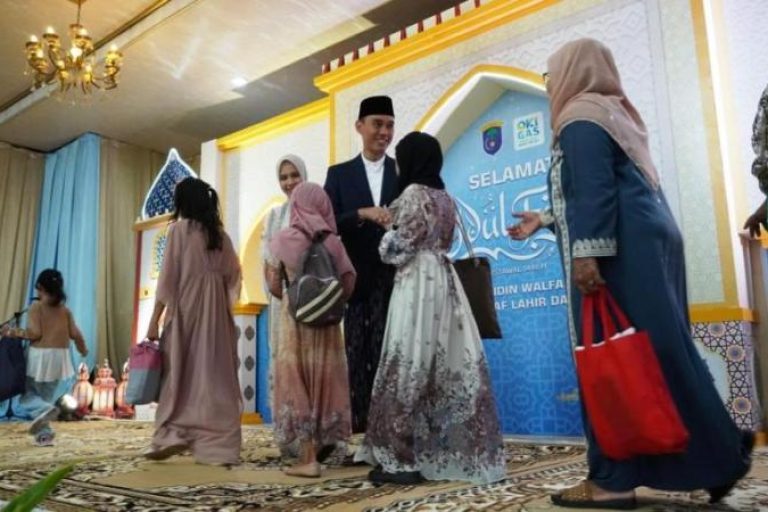 Bupati Kabupaten Ogan Komering Ilir (OKI), H. Muchendi, dan keluarga, menggelar open house Hari Raya Idul Fitri tahun 1.446 Hijriah di Rumah Dinas (Rumdin) Pendopo Kabupatenan, Kayuagung, pada hari Senin, tanggal 31 Maret 2025. (BEKISARMEDIA/SIKUMBANG)