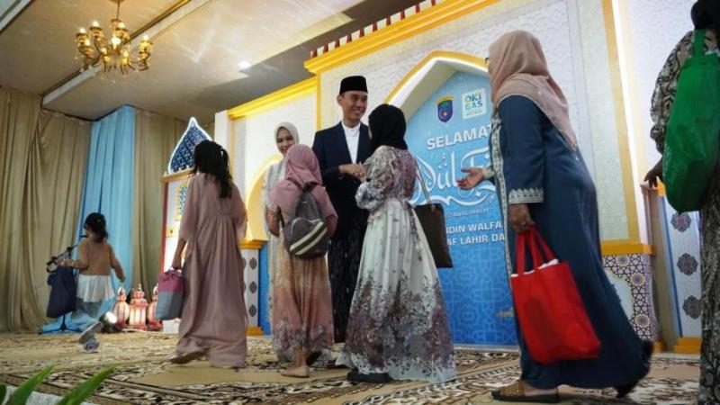 Bupati Kabupaten Ogan Komering Ilir (OKI), H. Muchendi, dan keluarga, menggelar open house Hari Raya Idul Fitri tahun 1.446 Hijriah di Rumah Dinas (Rumdin) Pendopo Kabupatenan, Kayuagung, pada hari Senin, tanggal 31 Maret 2025. (BEKISARMEDIA/SIKUMBANG)