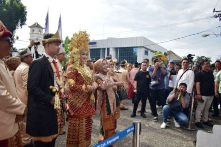 Warga Kabupaten Ogan Komering Ilir, Provinsi Sumatera Selatan, mengisi lebaran Idul Fitri dengan tradisi Midang Bebuke, hari Rabu, tanggal 2 April 2025. (BEKISARMEDIA/SIKUMBANG)