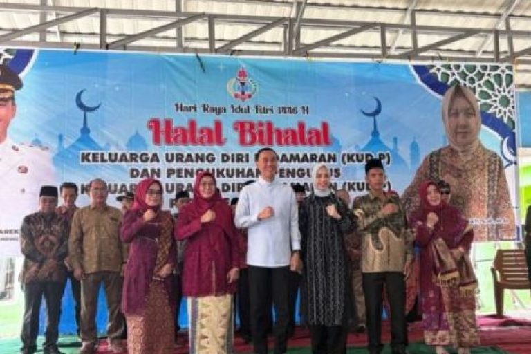 Bupati Kabupaten Ogan Komering Ilir (OKI), H. Muchendi, bersama Ketua Tim Penggerak (TP) Pemberdayaan Kesejahteraan Keluarga (PKK), Ike Meilina, menghadiri acara halal bi halal dan silaturahmi Keluarga Orang Diri Pedamaran (KUD-P) di Balai Desa Pedamaran III, pada hari Kamis, tanggal 3 April 2025. (BekisarMedia.id/Sikumbang)