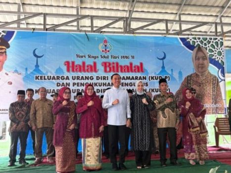 Bupati Kabupaten Ogan Komering Ilir (OKI), H. Muchendi, bersama Ketua Tim Penggerak (TP) Pemberdayaan Kesejahteraan Keluarga (PKK), Ike Meilina, menghadiri acara halal bi halal dan silaturahmi Keluarga Orang Diri Pedamaran (KUD-P) di Balai Desa Pedamaran III, pada hari Kamis, tanggal 3 April 2025. (BekisarMedia.id/Sikumbang)