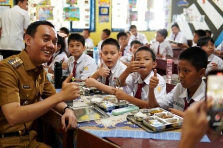 Bupati Kabupaten Ogan Komering Ilir, H. Muchendi, foto bersama anak-anak pelajar di Sekolah Dasar Negeri 1 Kayuagung, saat peluncuran Program Makan Bergizi Gratis, hari Senin, tanggal 14 April 2025. (BEKISARMEDIA.ID/SIKUMBANG)