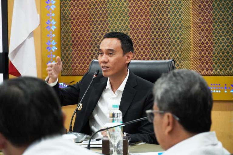 Bupati Kabupaten Ogan Komering Ilir (OKI), Muchendi Mahzareki, mengundang manajemen PT. Waskita Sriwijaya Tol (WST) dalam rangka mendorong percepatan operational exit toll Jejawi, di Kantor Bupati Kabupaten OKI, pada hari Rabu, tanggal 16 April 2025. (BEKISARMEDIA.iD/SIKUMBANG)