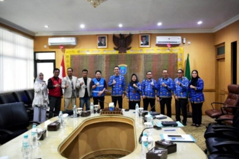Bupati Kabupaten Ogan Komering Ilir, Muchendi Mahzareki, melakukan pertemuan dengan Perwakilan PLN Unit Pelayanan Pelanggan (ULP) Kayuagung bersama Unit Layanan Operasional (ULO) Tugu Mulyo, pada hari Kamis, tanggal 17 April 2025. (BEKISARMEDIA.ID/SIKUMBANG)