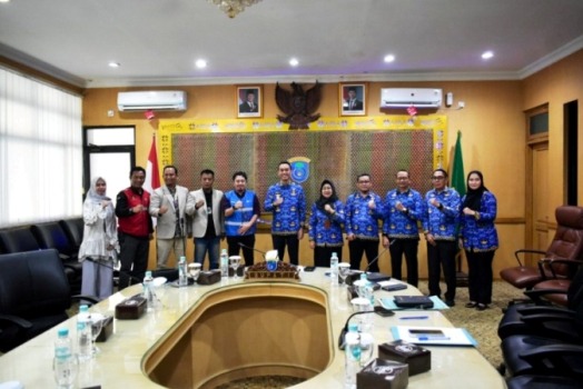 Bupati Kabupaten Ogan Komering Ilir, Muchendi Mahzareki, melakukan pertemuan dengan Perwakilan PLN Unit Pelayanan Pelanggan (ULP) Kayuagung bersama Unit Layanan Operasional (ULO) Tugu Mulyo, pada hari Kamis, tanggal 17 April 2025. (BEKISARMEDIA.ID/SIKUMBANG)