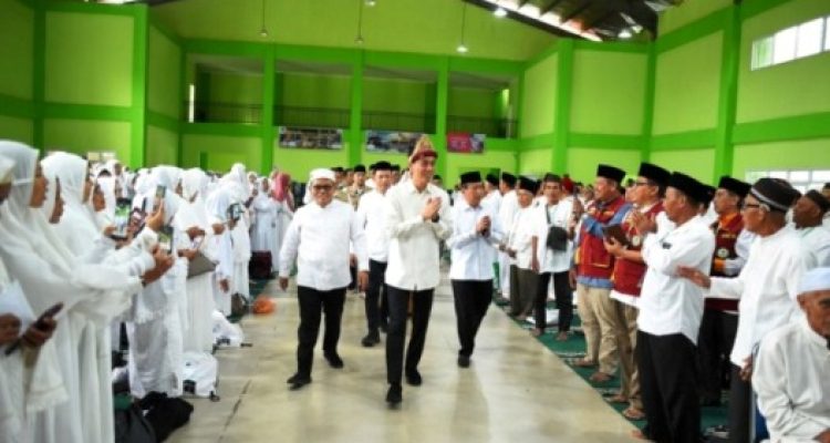 Bupati Kabupaten Ogan Komering Ilir (OKI), Muchendi Mahzareki, membuka kegiatan Bimbingan Manasik Haji bagi jemaah Kabupaten OKI di MAN Insan Cendikia, Teluk Gelam, pada hari Minggu, tanggal 20 April 2025. (BEKISARMEDIA.ID/SIKUMBANG)