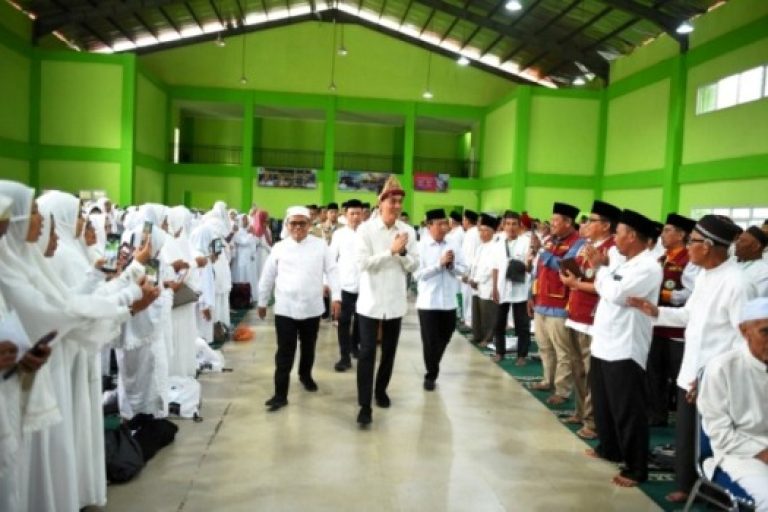 Bupati Kabupaten Ogan Komering Ilir (OKI), Muchendi Mahzareki, membuka kegiatan Bimbingan Manasik Haji bagi jemaah Kabupaten OKI di MAN Insan Cendikia, Teluk Gelam, pada hari Minggu, tanggal 20 April 2025. (BEKISARMEDIA.ID/SIKUMBANG)