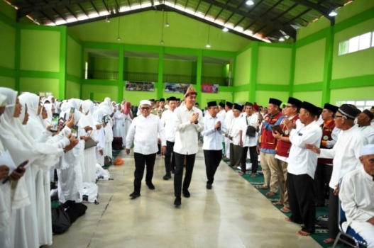 Bupati Kabupaten Ogan Komering Ilir (OKI), Muchendi Mahzareki, membuka kegiatan Bimbingan Manasik Haji bagi jemaah Kabupaten OKI di MAN Insan Cendikia, Teluk Gelam, pada hari Minggu, tanggal 20 April 2025. (BEKISARMEDIA.ID/SIKUMBANG)
